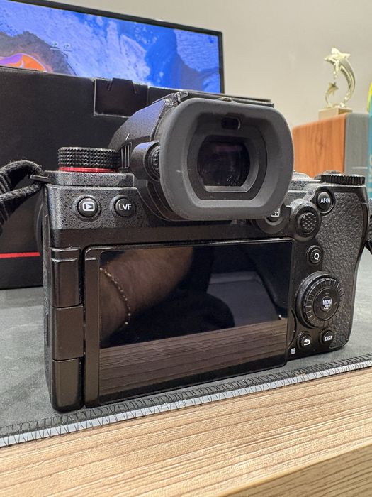 Продавам фотоапарат Lumix S5II + обективи
