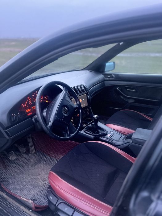 BMW e39 черного цвета