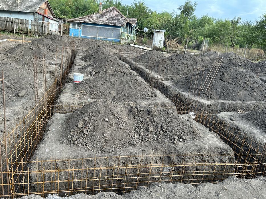 Executam  Case la Rosu