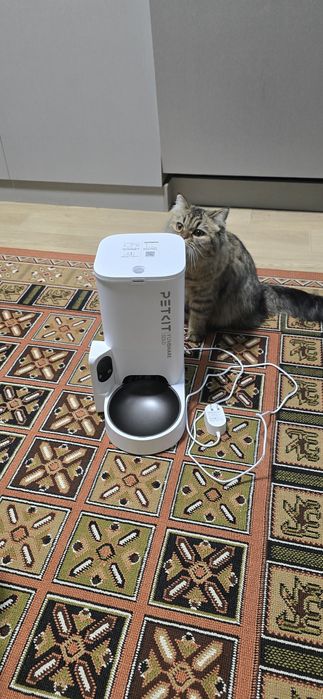 Продам автоматическую кормушку для питомцев PetKit