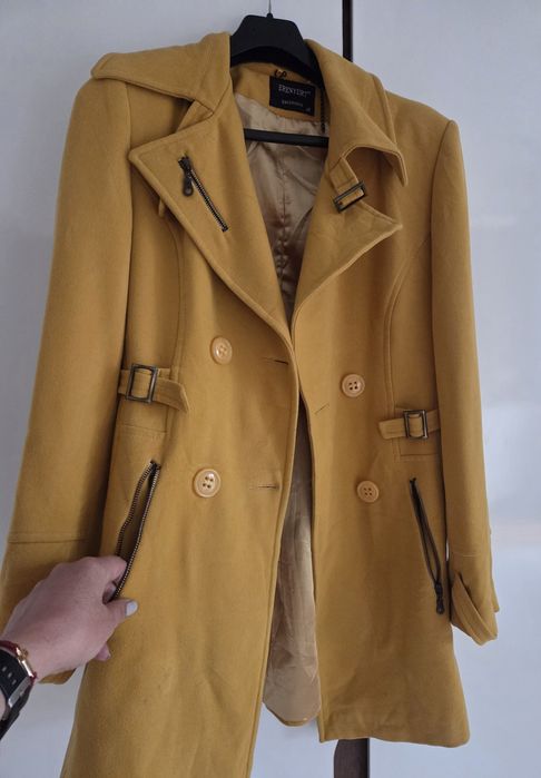 Красиво жълто палто