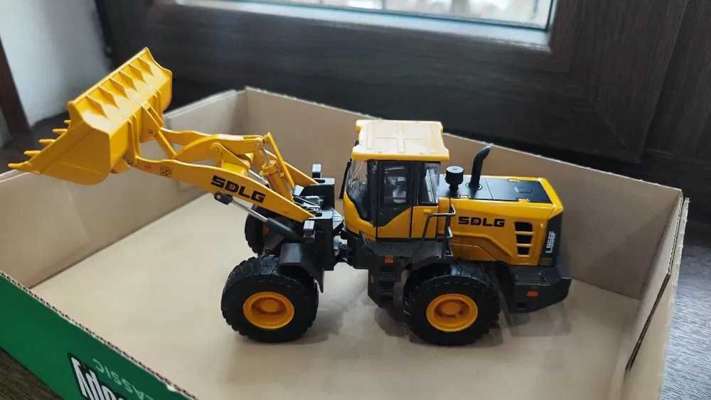 Продаю металлические модели спецтехники 1:18