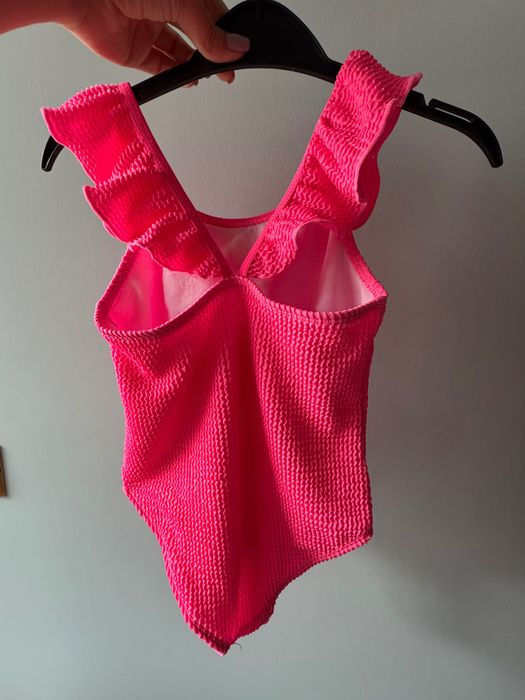 Розов бански костюм