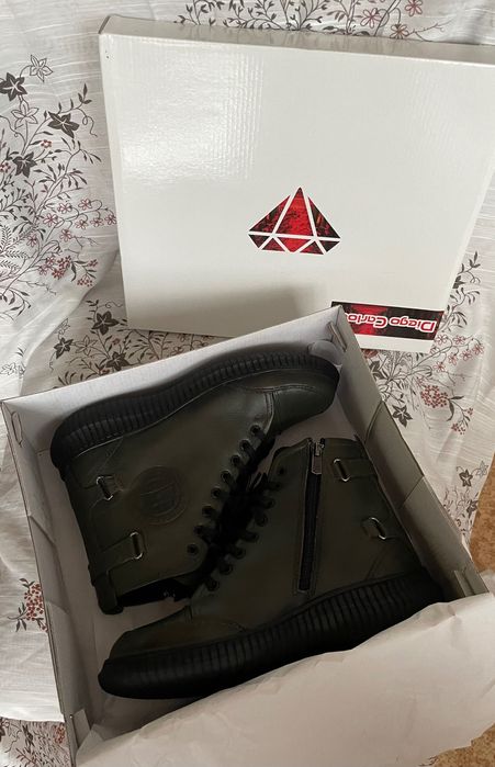 Маслинено зелени боти