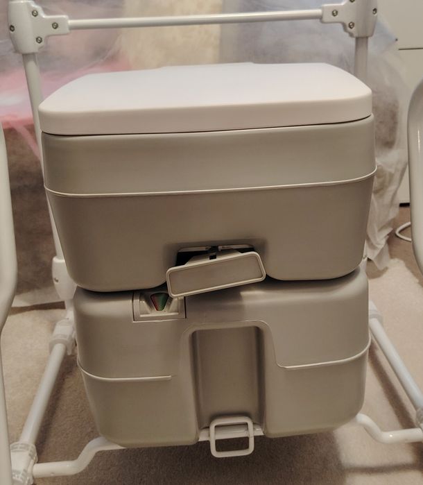 Химическа тоалетна и стойка за нея. Нови, неупотребявани.