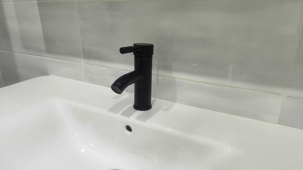 Черен смесител за баня