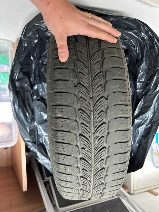 Vând 4 cauciucuri de iarnă 185/65/15 cu jante