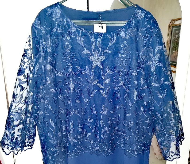 Продавам чисто нова официална рокля с дантела