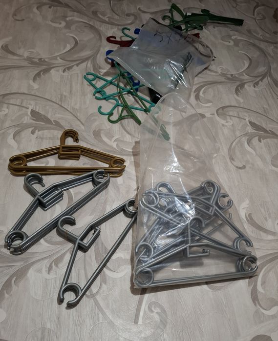 Вешалки для вещей, продаю недорого.