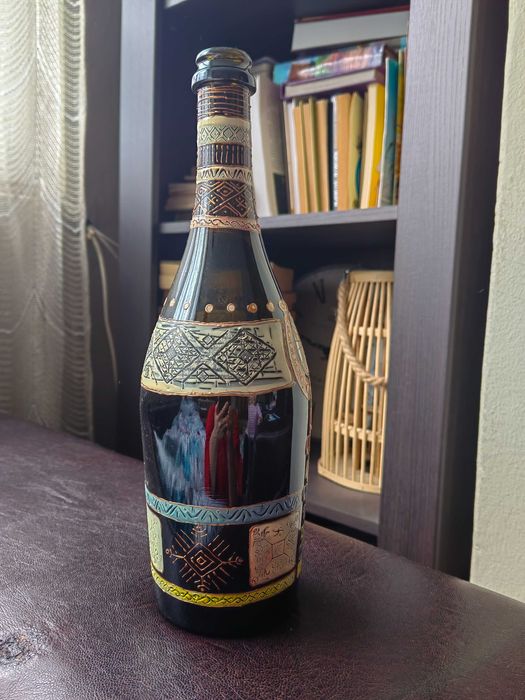 Бутилка Рисувано стъкло с Български мотиви за подарък