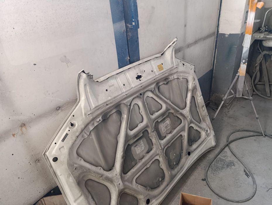 Капот на Тойота 4Runner. Оригинал