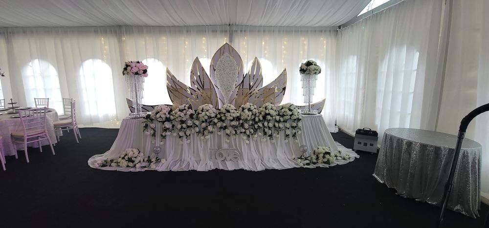 Închirieri Cort evenimente mese scaune aranjamente florale