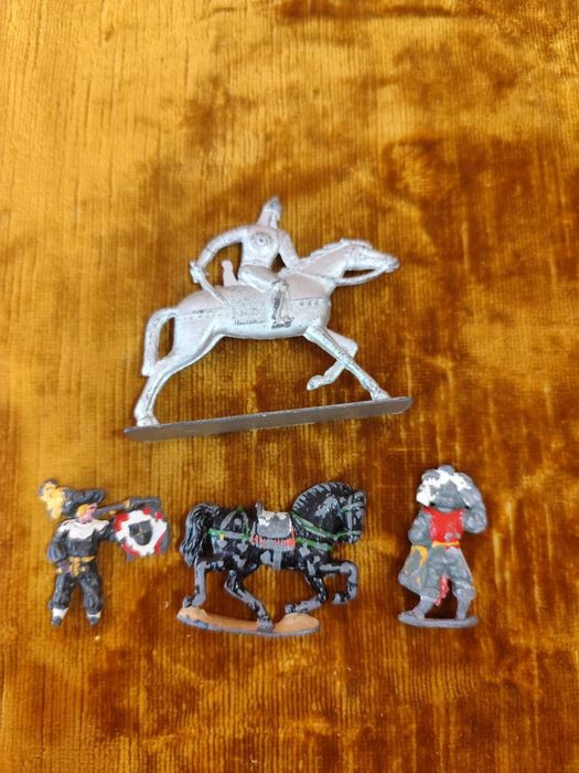 Продавам оловни фигори