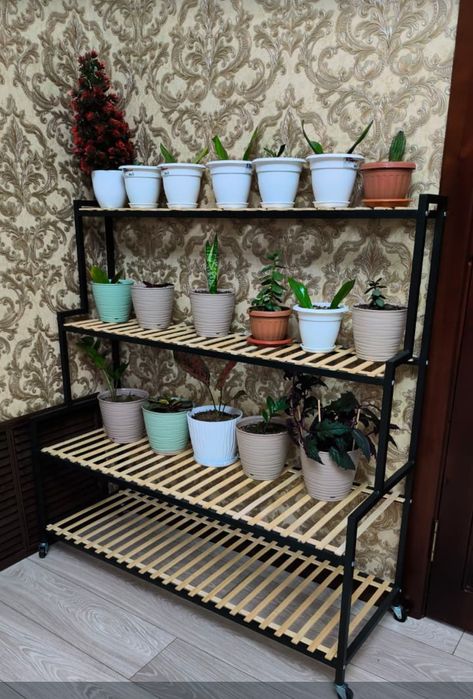 Продам 4х ярусную этажерку под цветы . На колесах НОВАЯ