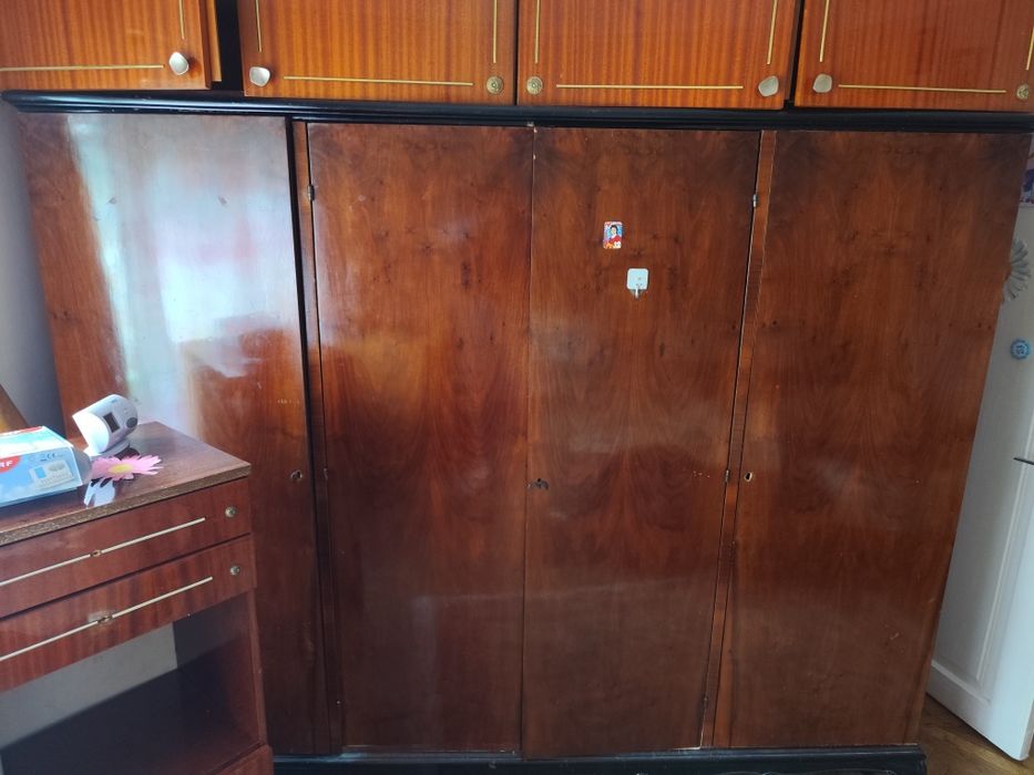 Vând mobila veche din lemn masiv