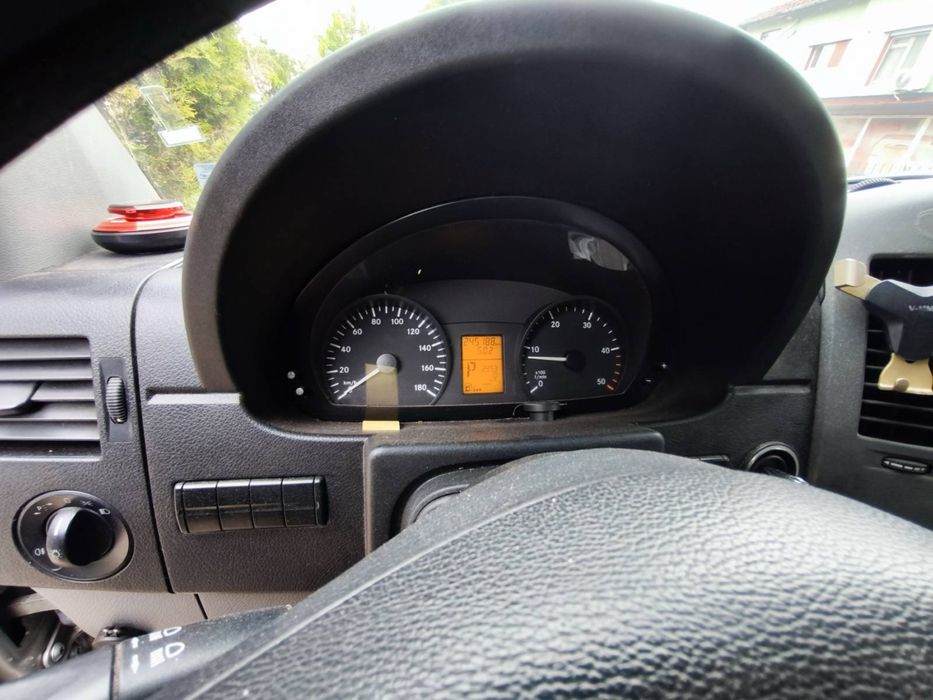 Mercedes Sprinter с падащ борд Dhollandia – работен бус