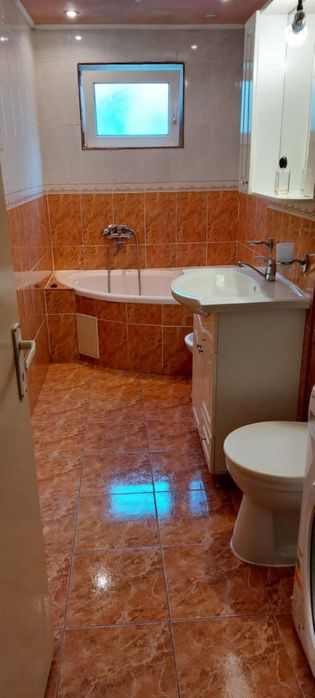 Inchiriez apartament 3 camere in  Fagaras  b-dul Unirii parter