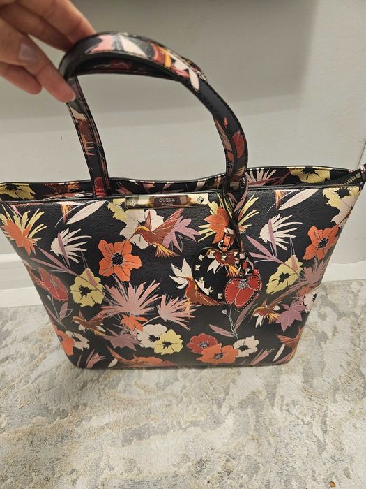Оригинална чанта на Guess