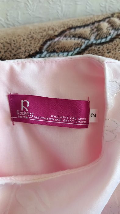 Продам красивое платье на девочку до 3-4 лет