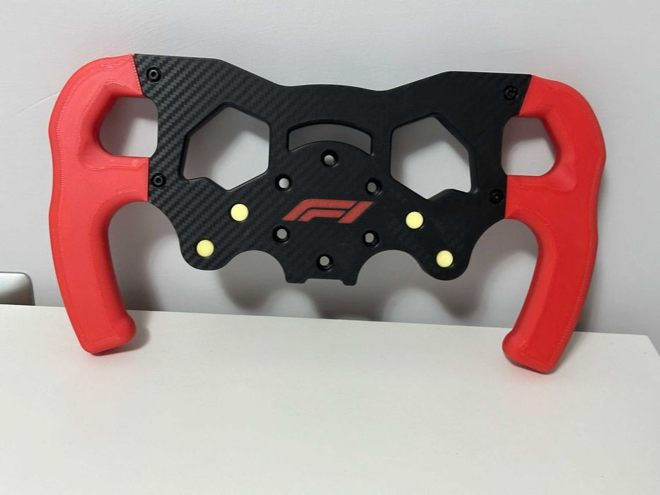 Персонализиран аксесоар за Logitech G29, G920, G923 – цвят по избор, име, инициали или автомобилно лого