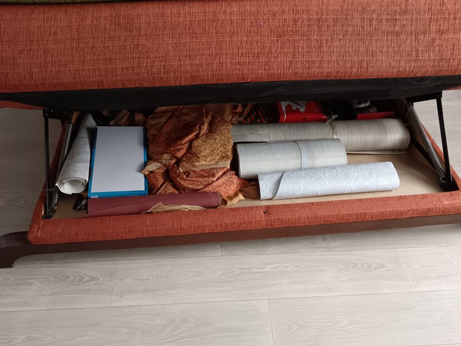 Продам диван, книжка