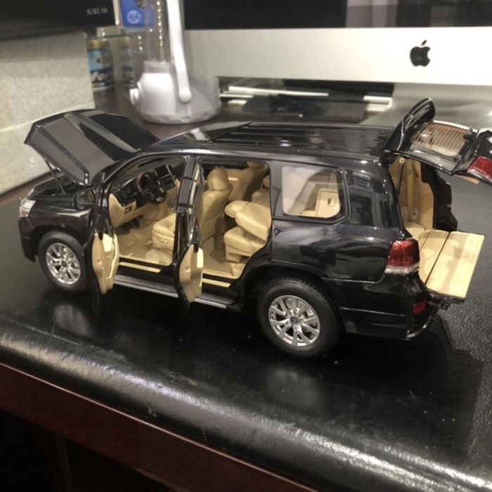 Модель 1:18. Land cruiser ls 200