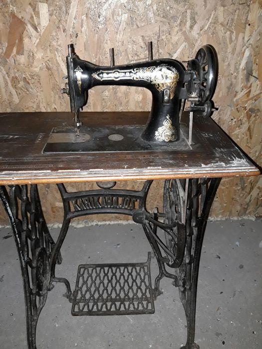 Vând mașină de cusut manuală