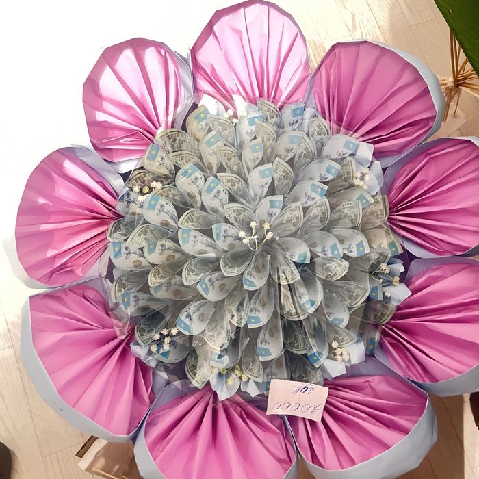 Букет долларовый, тенге.