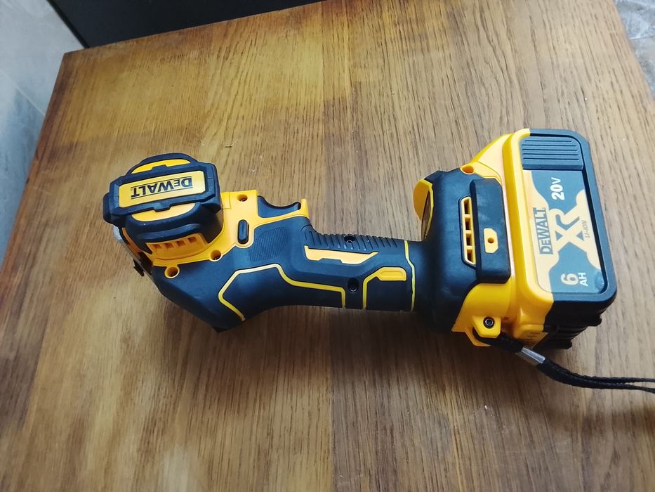 Mini flex DeWalt cu o baterie de 6 A Nou