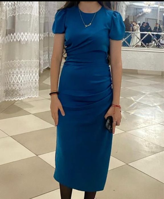 Красивое платье темно синего цвета, со сборкой с боку