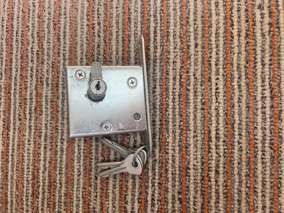 Замок Россия новый с ключами