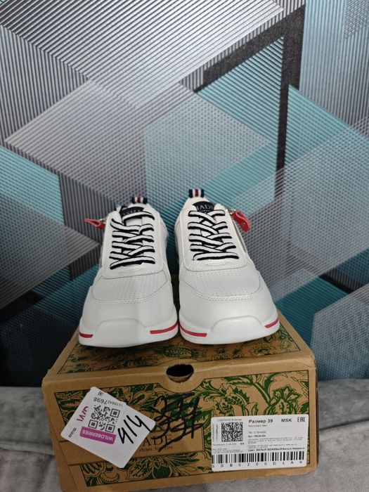 Продам кросовки новые