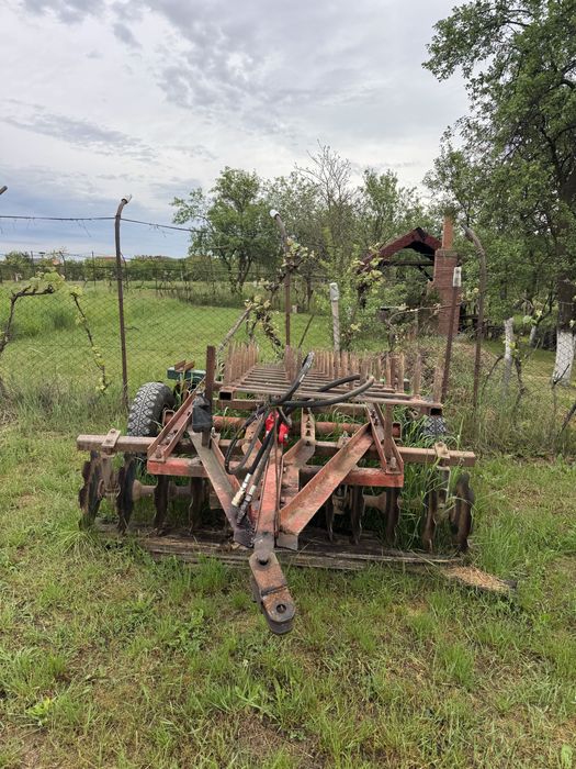 Tractor UM 650 cu utilaje