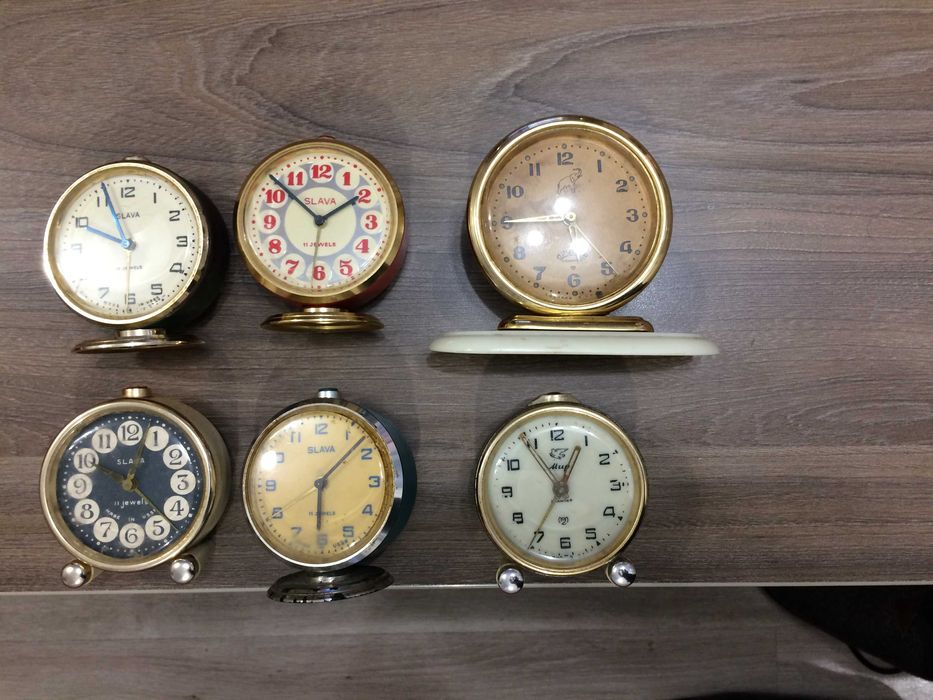 Настолни и стенни часовници - електронни  и ръчни от соца