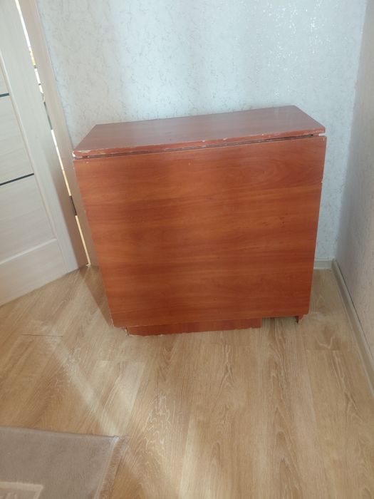 Продам стол книжка