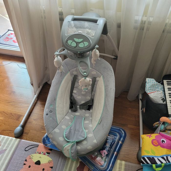 Продавам ел. Бебешка люлка 2 в 1 Ingenuity