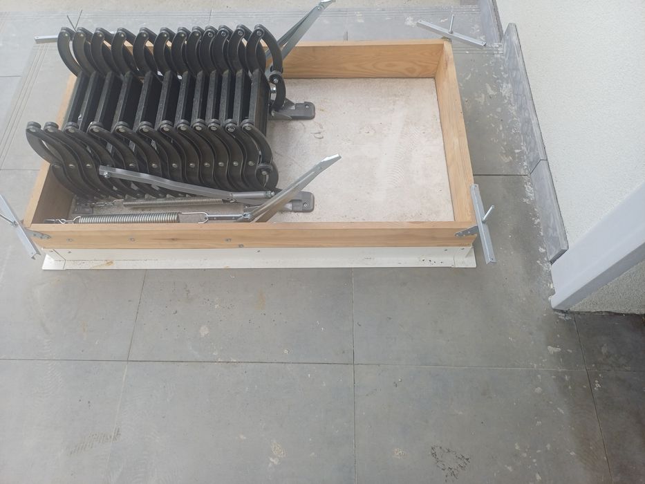 Vând scara pantograf pod