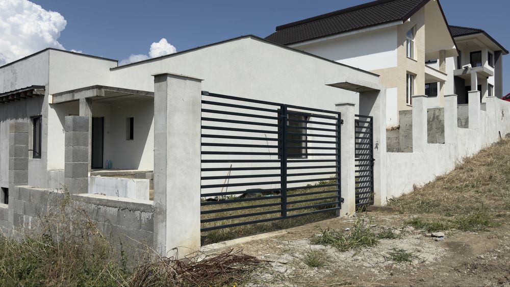 Vand casa individuala stil mediterranean Dezmir