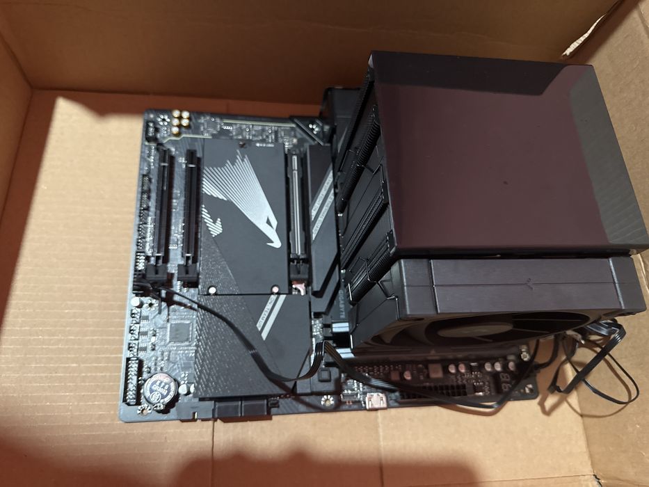 Vând intreg sau separat ryzen mb+cpu+ram+racire