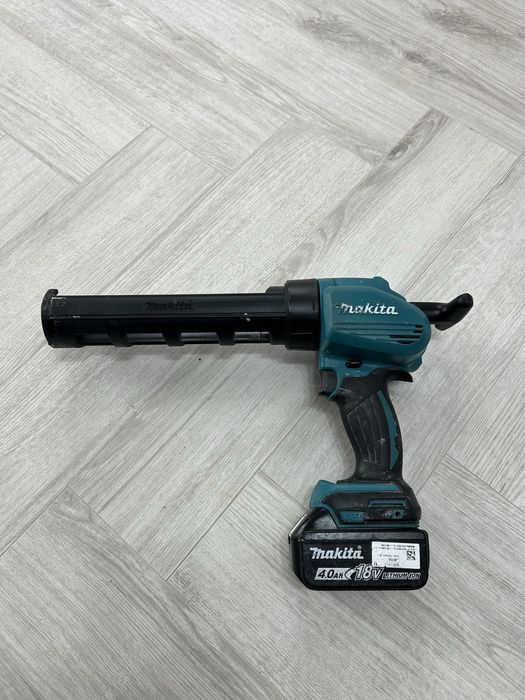 Makita DCG 180 pistol de silicon