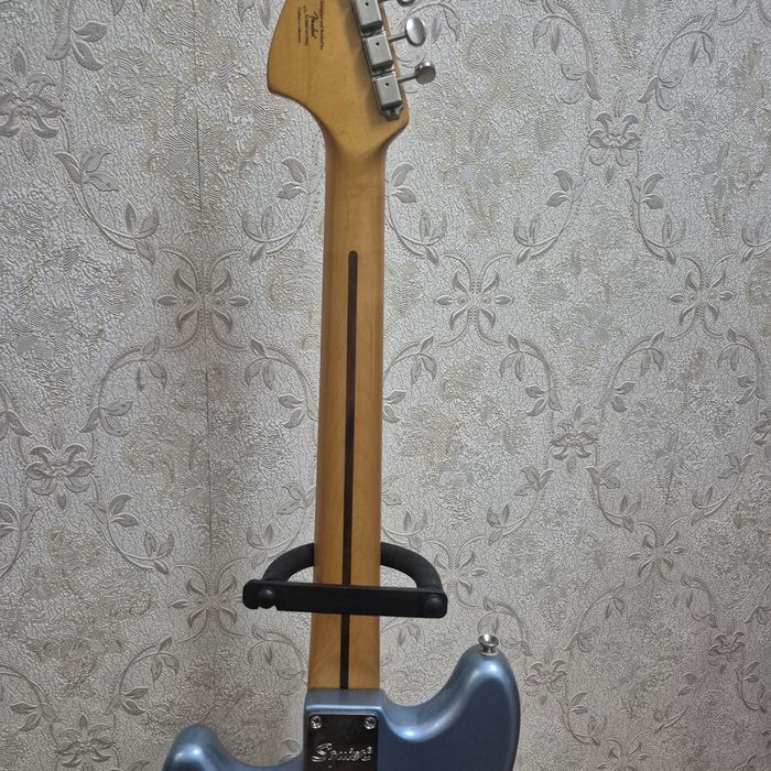 Электрогитара Squier Mustang почти фендер)