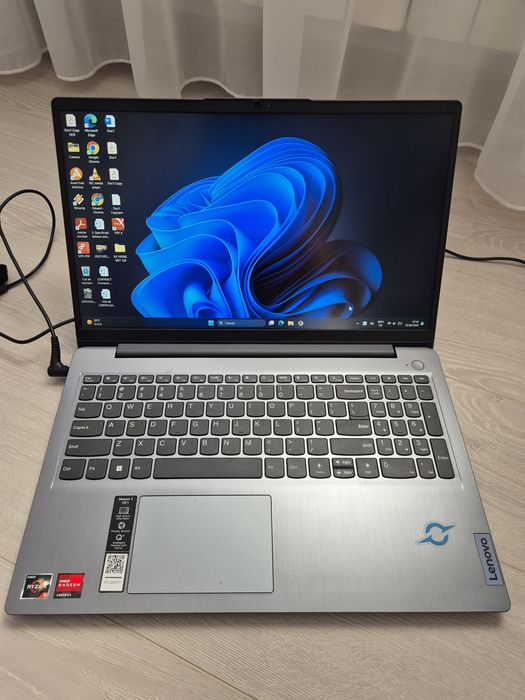 Vând laptop Lenovo ideapad 3