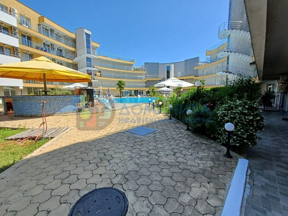 Просторен еднообемен апартамент на морския бряг.