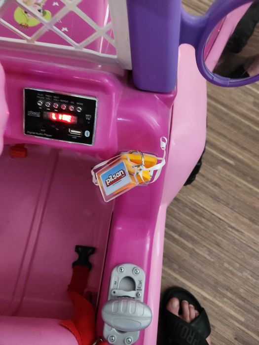 Акумулаторен детски джип за момиченце.