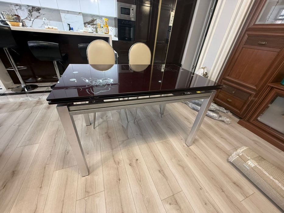 Кухонный стол и 4 стула