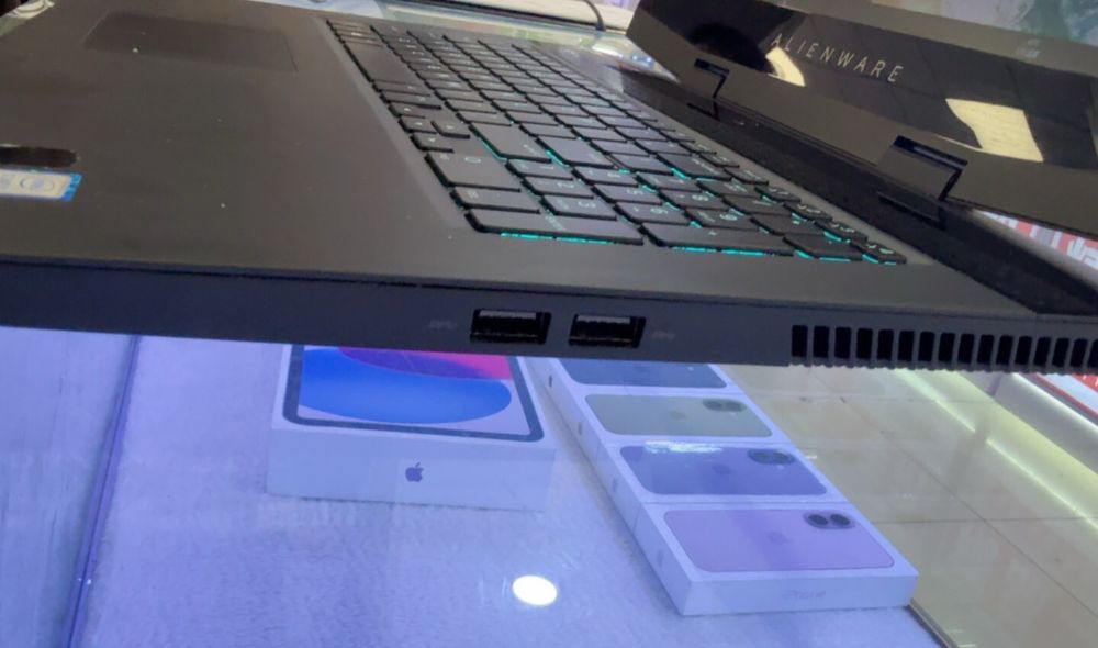 Alienware M17 R1 2019 год