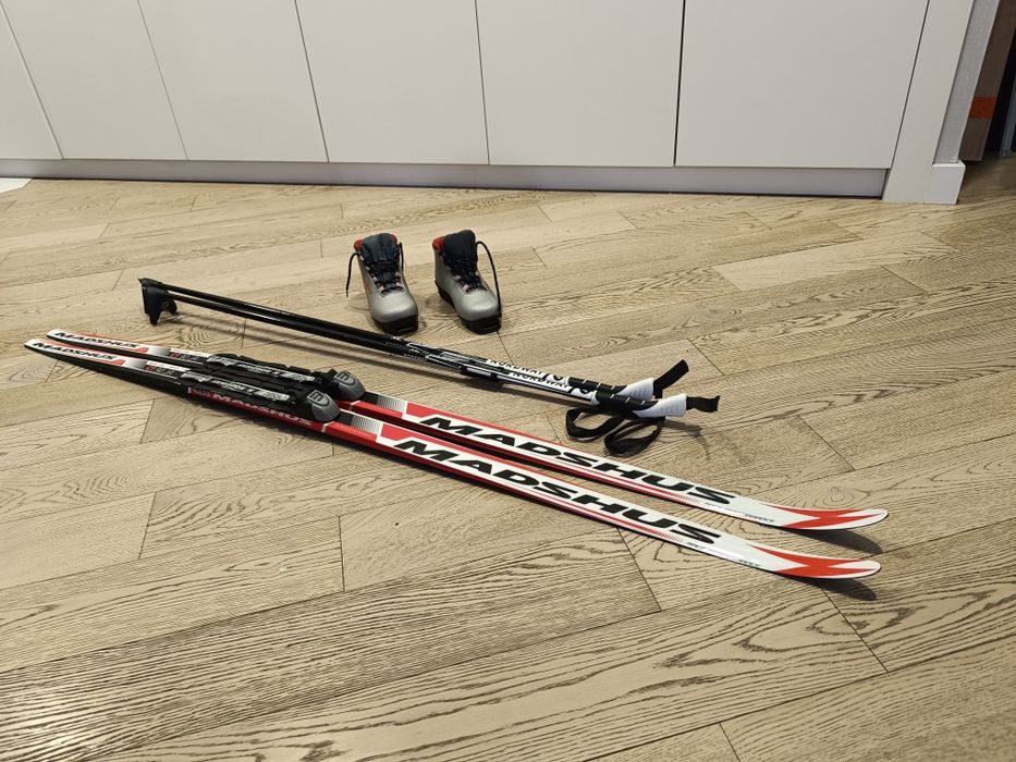 Лыжи палки ботинки 32р.