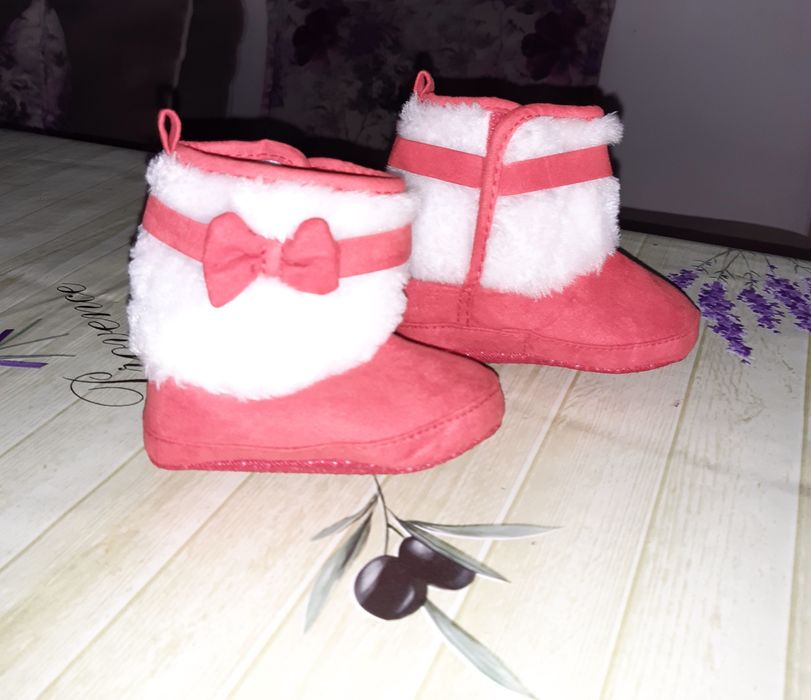 Коледни мекички ботушки 6-9м. 2 бр. м.
