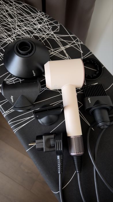 Продавам оригинален сешоар Dyson