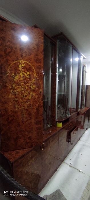 Мебельная горка в хорошем состоянии